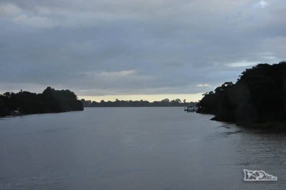 Navegando nos canais entre o rio Jacuí e a lago Guaíba, região de Porto Alegre, a capital do Rio Grande do Sul